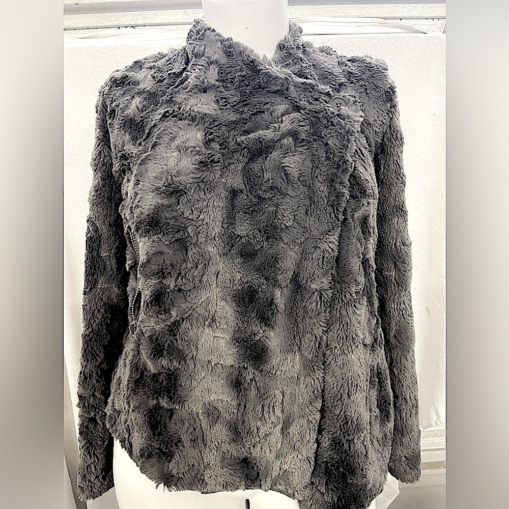 BB Dakota grey faux fur